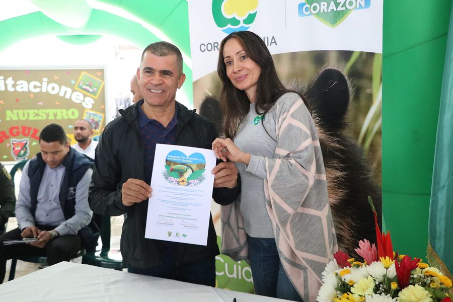 Alcalde y Funcionaria de cprantioquia mostrando convenio firmado 800 millones de pesos