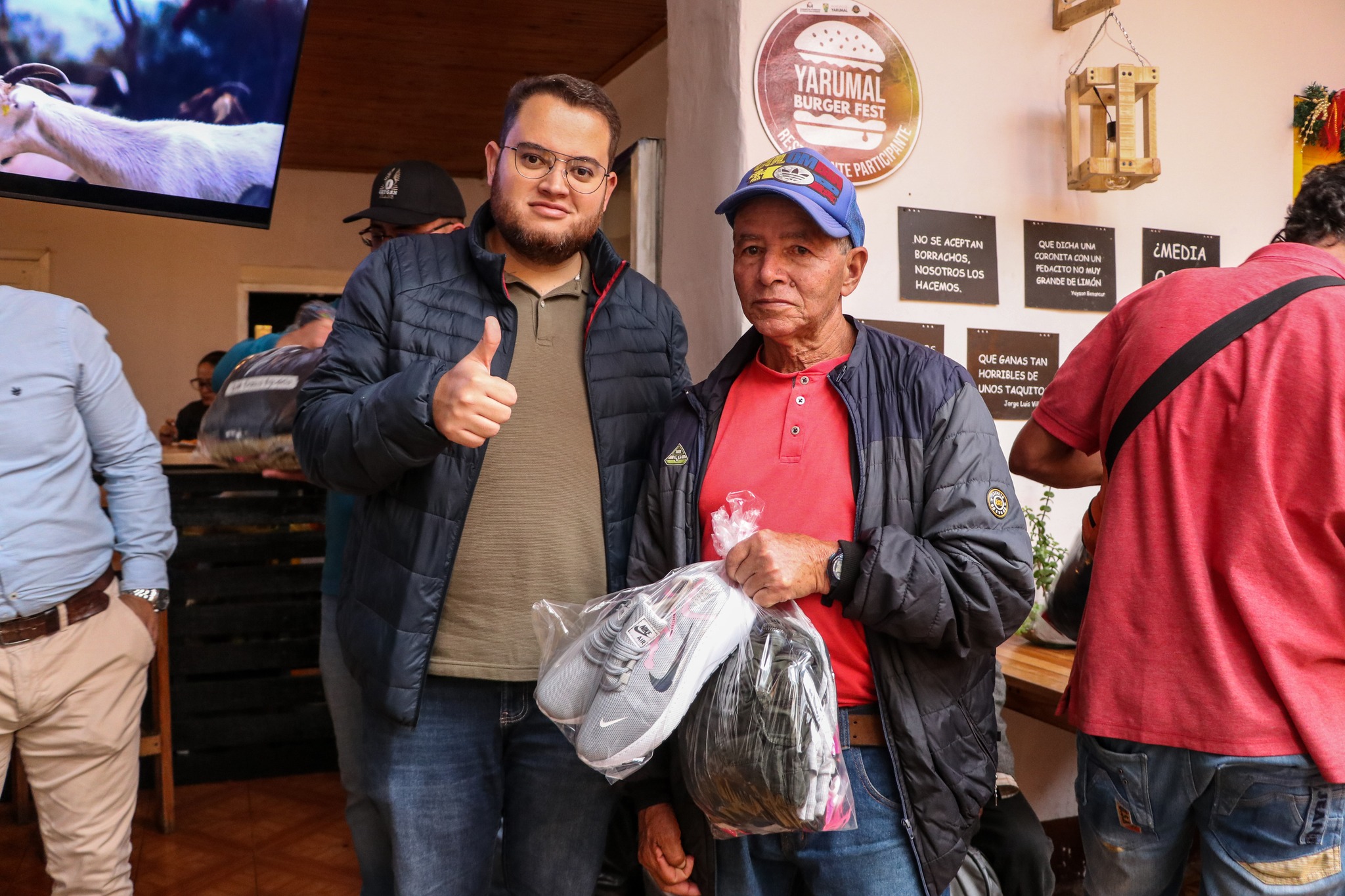 Celebrando la Navidad con los Vendedores Ambulantes de Nuestro Municipio ❤🤍💚