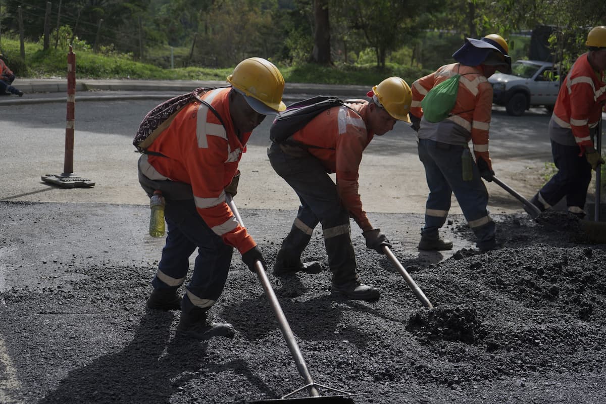 Imagen destacada de 🚧 Calles que conectan progreso: Yarumal avanza con el parcheo urbano para una movilidad segura