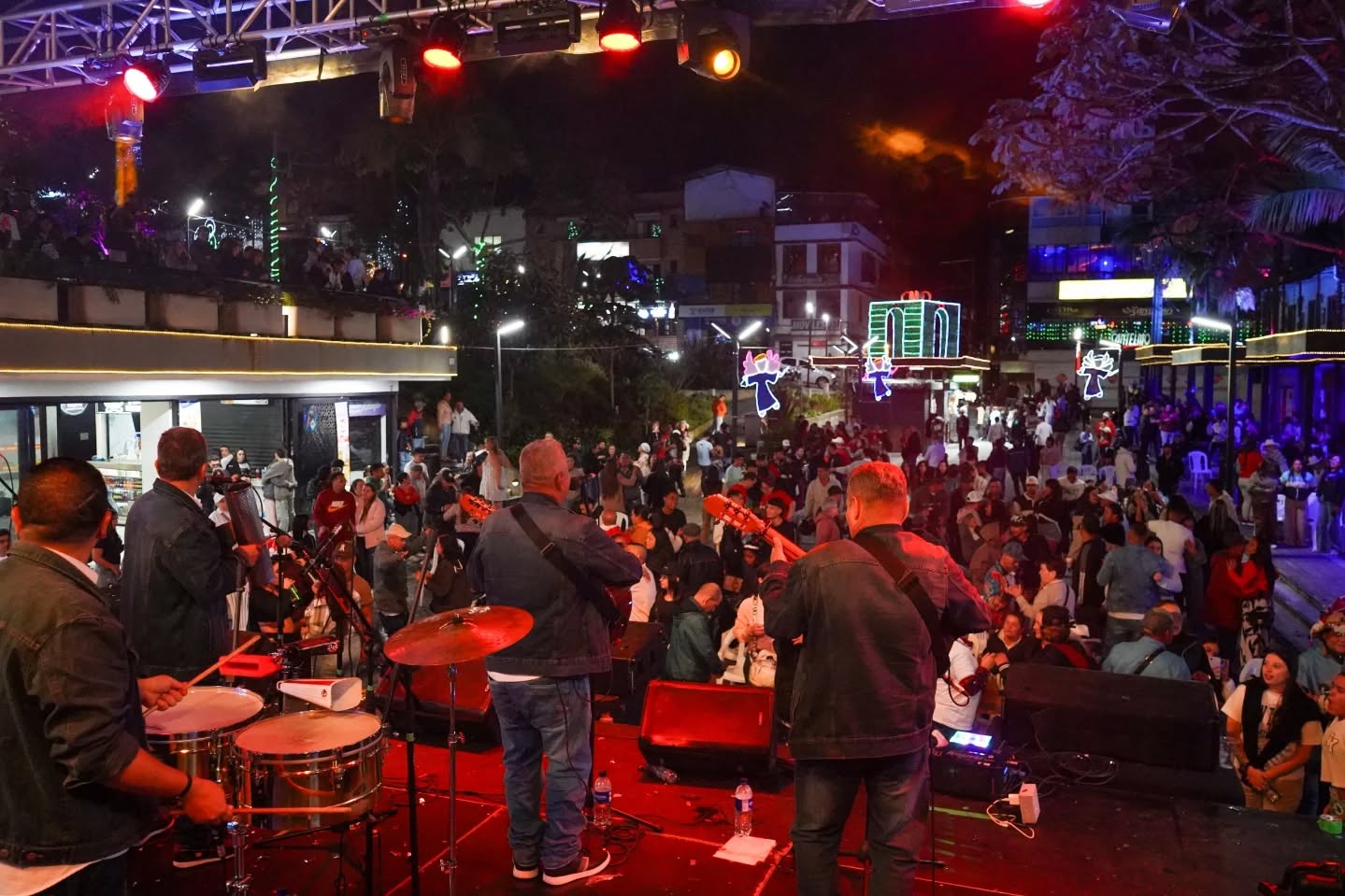 Imagen destacada de 🎶🌟 Navidad en el parque principal: unión y alegría comunitaria