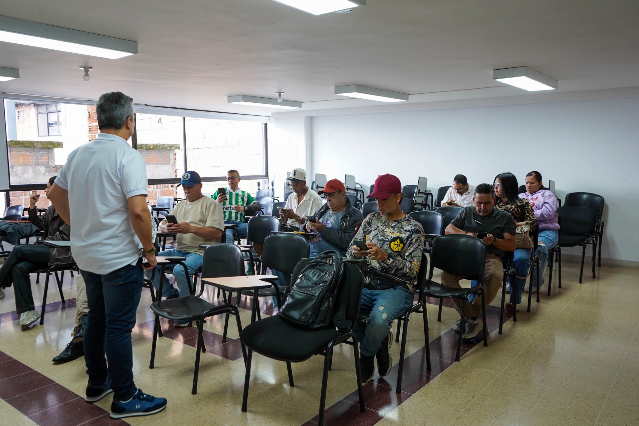 Imagen destacada de Emprendedores Yarumaleños Reciben Capacitación en Marketing Digital y Neurociencia Aplicada al Servicio 🧠💡✨