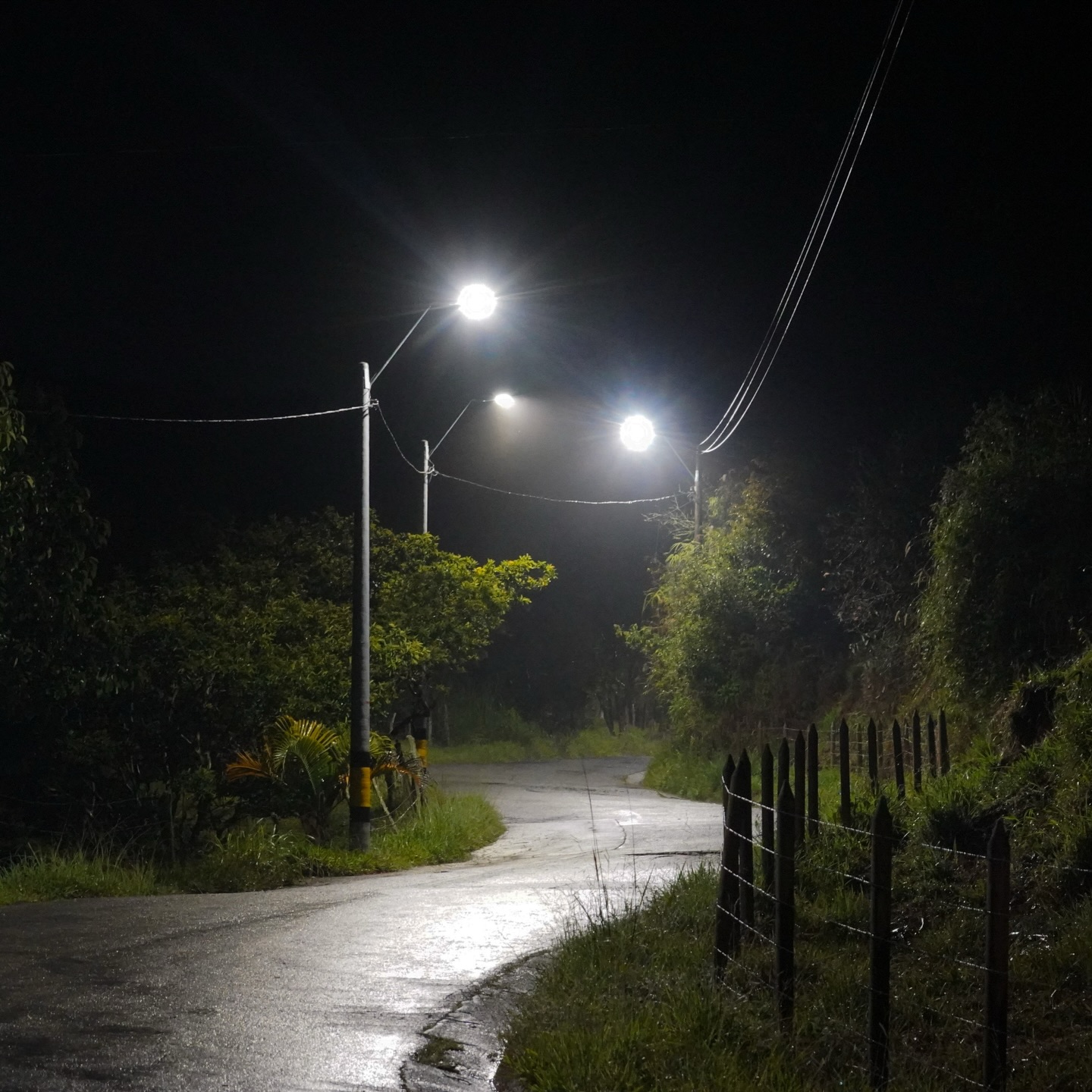 Imagen destacada de Yarumal ilumina su futuro: modernización del alumbrado público en la vía hacia Angostura y Campamento se convierte en realidad