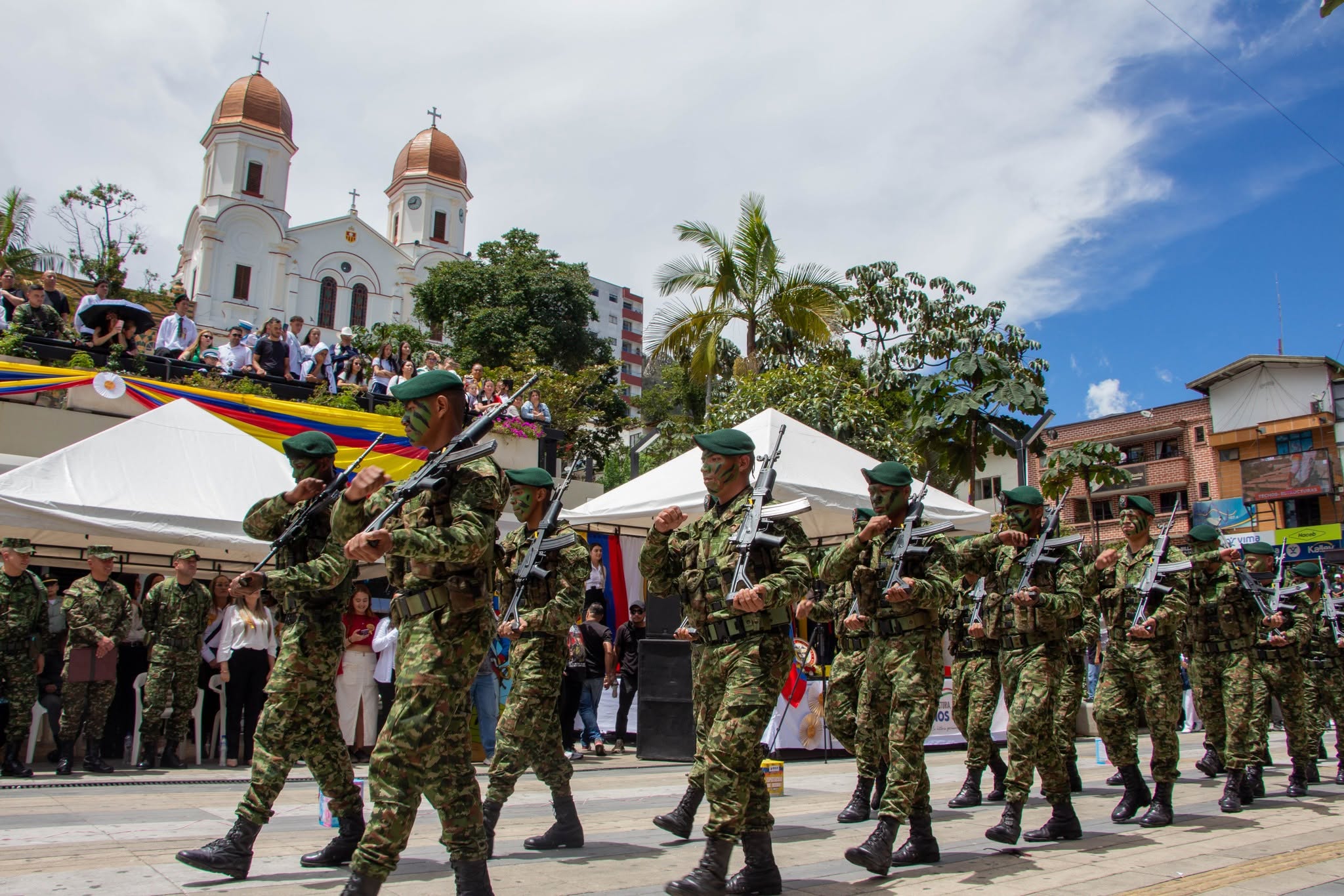 Imagen destacada de  ¡Yarumal honra la historia, Colombia nos une! Un desfile que vibró con el corazón de nuestra nación ❤️💙💛