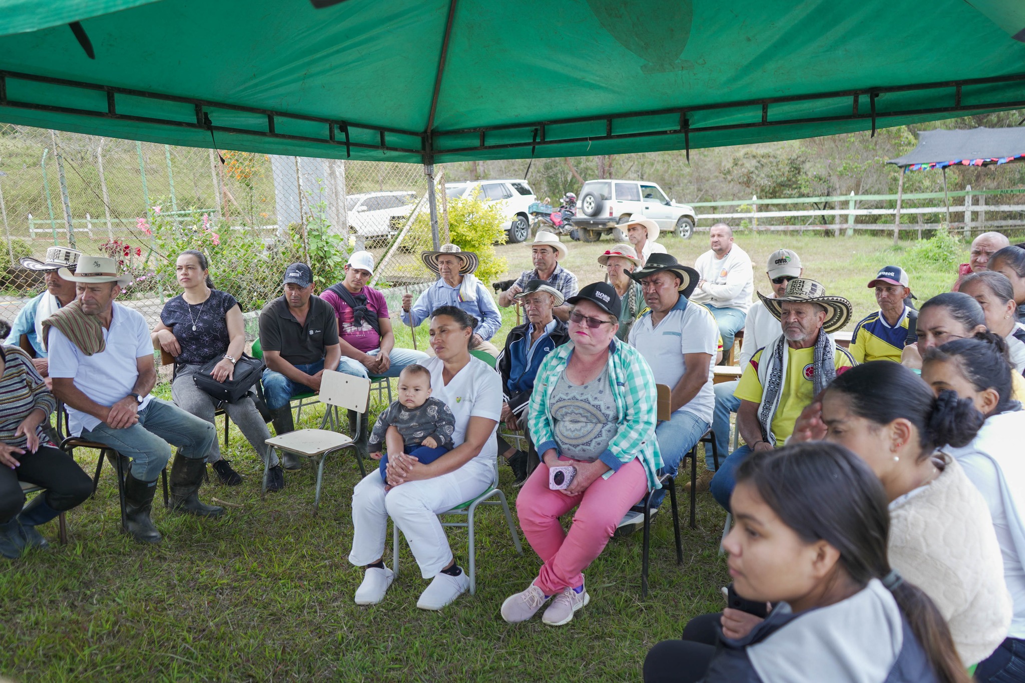 Conversatorio en la Vereda La Raya: Trabajando Juntos por el Progreso