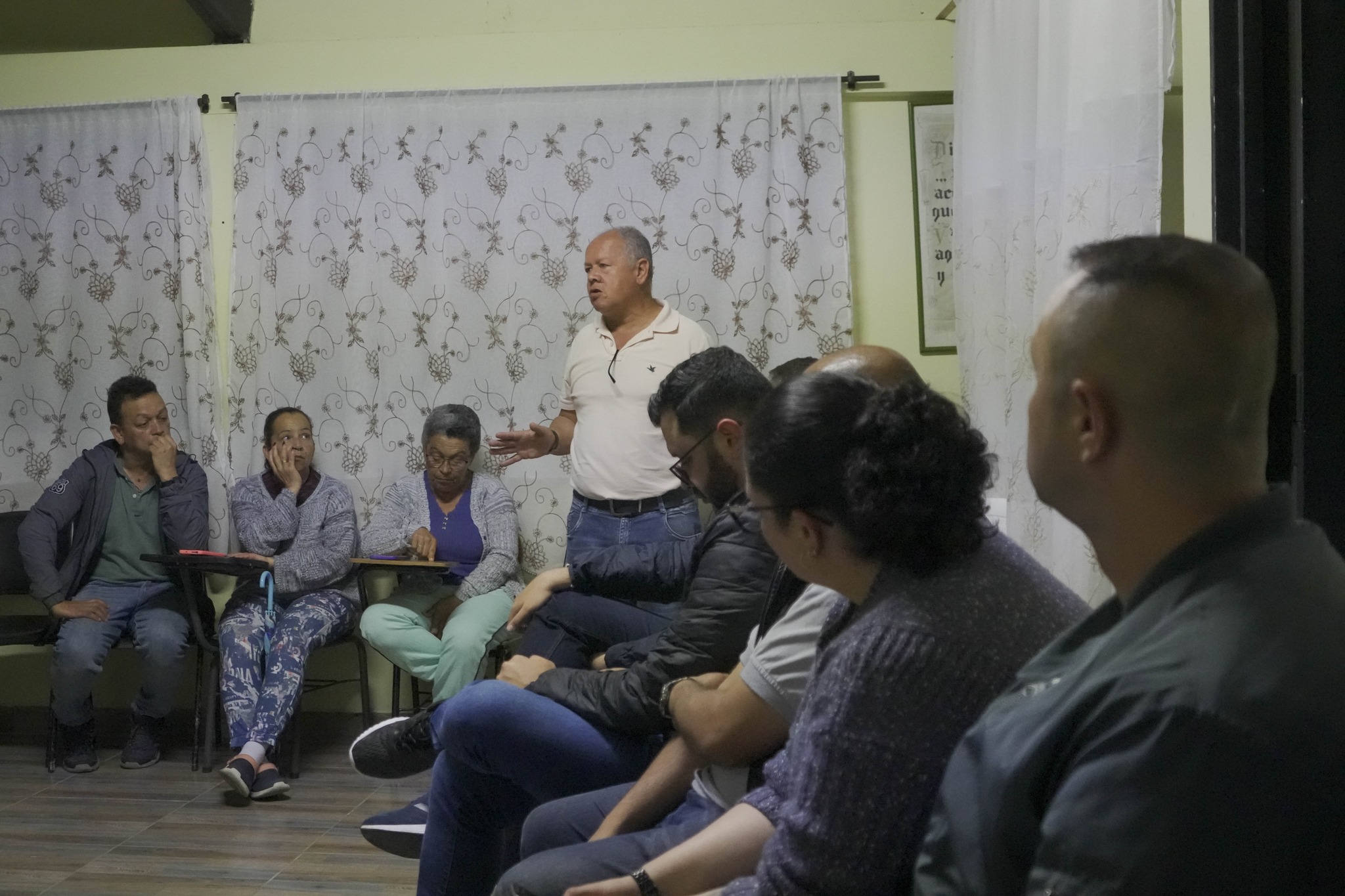 Conversatorio en el Barrio Mediaguas: Trabajando Juntos por el Bienestar Comunitario 🏡🌟